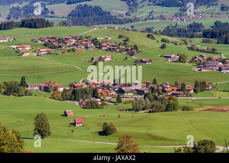 Village de montagne l'agriculture dans les Alpes allemandes, de l'Allgäu, en Bavière du Sud Banque D'Images