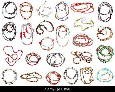 Ensemble de colliers en pierre naturel isolé sur fond blanc Banque D'Images