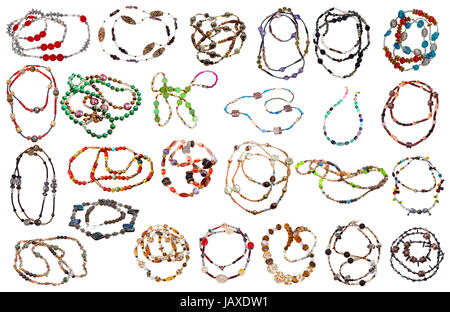 Ensemble de colliers en pierre minérale isolé sur fond blanc Banque D'Images