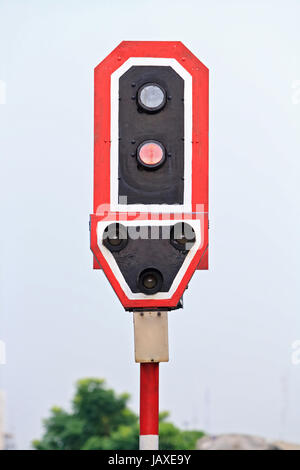 Gros plan du feu de circulation et les signaux de train locomotive pour la plate-forme à Bangkok en Thaïlande, la gare. Banque D'Images