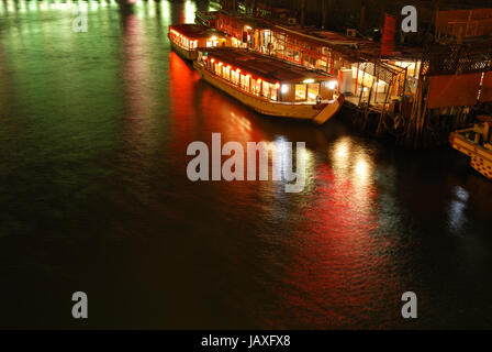 Bateau japonais près de l'embarcadère de la nuit ; bateau est peu floue en raison de l'exposition ; pier est net, Tokyo, Japon Banque D'Images