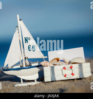 Segelboot muscheln und im sand dekoration urlaub reisen sommer abenteuer Banque D'Images