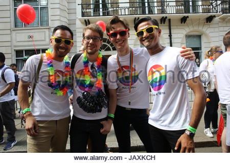 Les participants à la London Pride Parade 2016 posent pour une photo. Banque D'Images