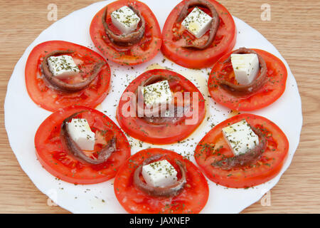 Tranches de tomate savoureuse avec du fromage et d'anchois Banque D'Images