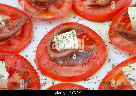 Tranches de tomate savoureuse avec du fromage et d'anchois Banque D'Images