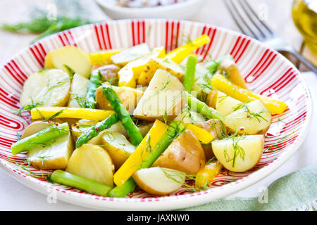 Pomme de terre à l'aneth, asperges et salade Banque D'Images