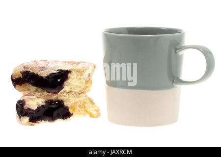 Donut with coffee mug isolé sur fond blanc Banque D'Images