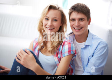 Portrait of happy dates looking at camera with smiles Banque D'Images