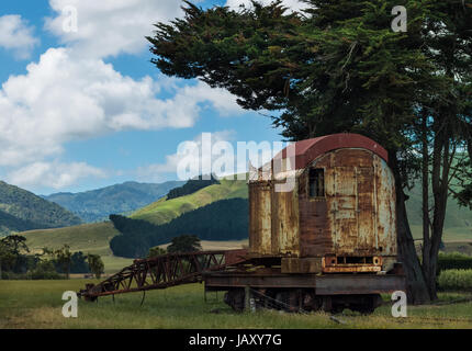 Rusty Old railway crane unité repose dans de verts pâturages. Banque D'Images