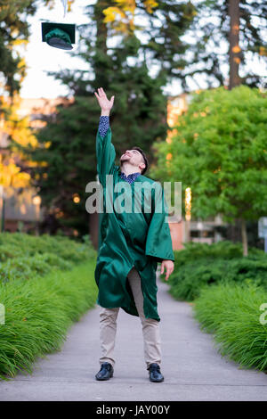 College Grad Student hat jeter en l'air avant la cérémonie de remise des diplômes. Banque D'Images