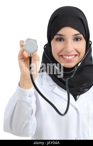 Vue de face d'une femme médecin arabe montrant stéthoscope isolé sur fond blanc Banque D'Images