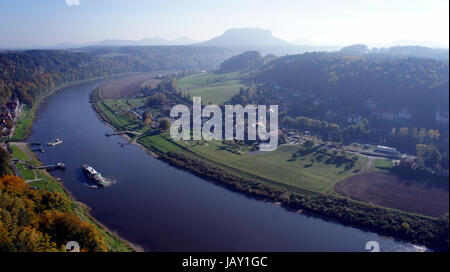 Blick auf die Elbe ; bunte Laubwälder, auf der Elbe ein der Sächsischen Dampfschifffahrt Dampfer, im Hintergrund der Altstadt Vue sur l'Elbe, colorées de forêts de feuillus, sur un bateau à vapeur de l'Elbe le Saxon Steamship Company ; en arrière-plan la Lilienstein Banque D'Images