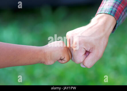 Close up photo d'un portrait et un rom kid's hands Banque D'Images