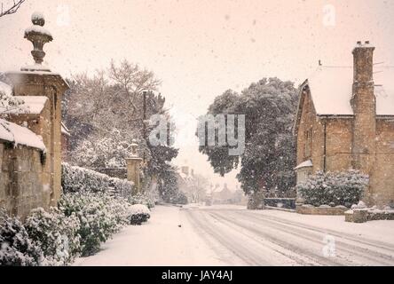 Cotswold high street en hiver, Mickleton, Chipping Campden, Gloucestershire, Angleterre. Banque D'Images