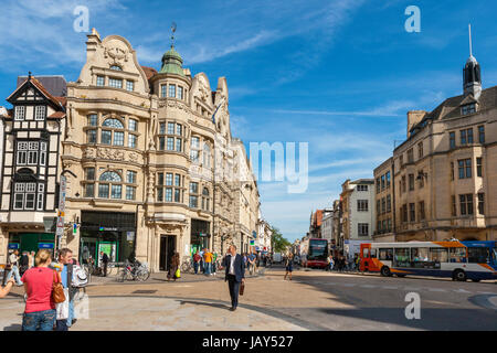 La vie quotidienne sur l'intersection de High Street et Cornmarket Street dans le centre-ville. Oxford, Angleterre Banque D'Images