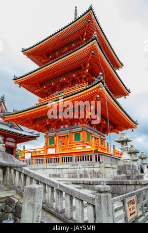 À la pagode du temple Kiyomizu-dera au printemps. Banque D'Images