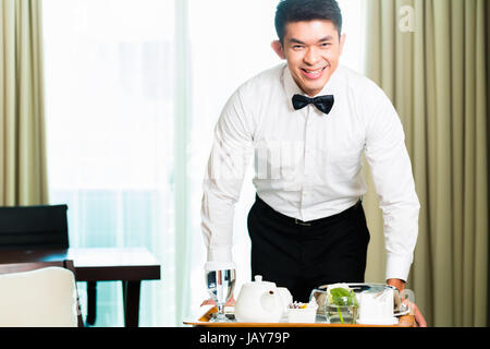 Service en chambre Chinoise Asiatique ou serveur, vous pourrez gérer les aliments dans une chambre d'hôtel de luxe ou grand Banque D'Images