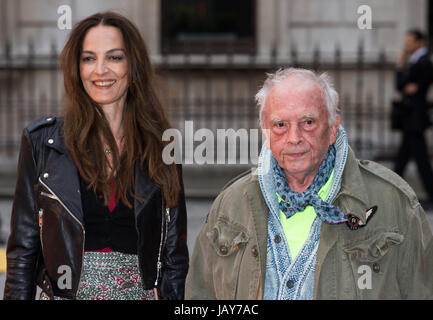 Photographe, David Bailey, et sa femme Catherine Dyer au VIP aperçu de la Royal Academy show de l'été 2017 Banque D'Images