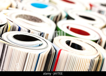 Pile de magazines couleur sur fond blanc Banque D'Images