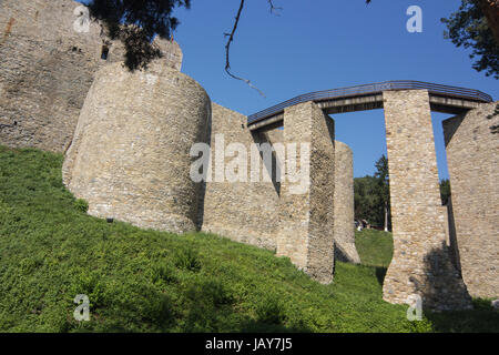 Les murs et le pont de l'ancien château médiéval Neamt en Roumanie, Europe Banque D'Images