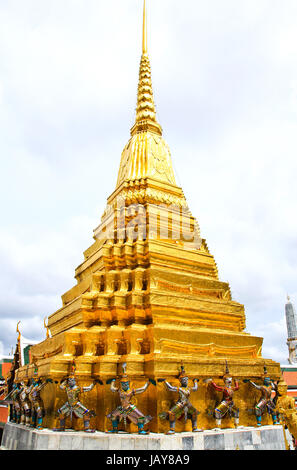 Figure mythologique le démon gardien, garde le temple bouddhiste dans le grand palace, Bangkok Banque D'Images