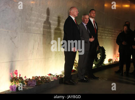 Le capitaine des Lions britanniques et irlandais Sam Warburton (droite) et tour manager John Spencer (à gauche) au cours de la cérémonie à Canterbury, Christchurch Memorial tremblement. Banque D'Images