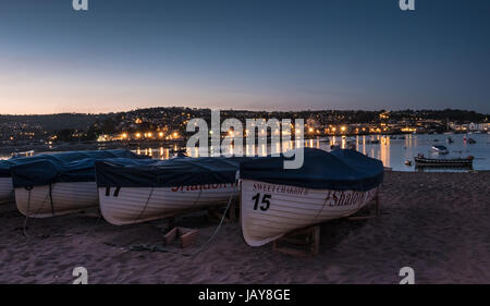 Bateaux sur la plage de sable rouge à Shaldon Devon dans la nuit. Banque D'Images