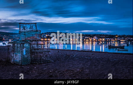 Bateaux sur la plage de sable rouge à Shaldon Devon dans la nuit. Banque D'Images