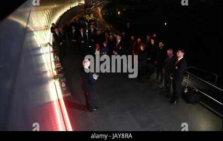 Les Lions britanniques et irlandais tour manager John Spencer fait un discours lors de la cérémonie au Monument aux Morts, tremblement de Canterbury Christchurch. Banque D'Images