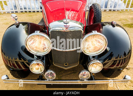 New Delhi, Inde - 6 Février 2016 : Un classique 1933 modèle 2 portes voiture vintage Avon S1 en noir et marron couleur sur l'écran. Banque D'Images