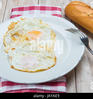 Un plat d'œufs frits avec du pain Banque D'Images