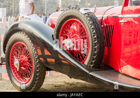 New Delhi, Inde - 6 Février 2016 : un classique 2-porte vintage Avon S1 modèle 1933 voiture en noir et couleur marron stationné au Fort Rouge, New Delhi. - Une clas Banque D'Images