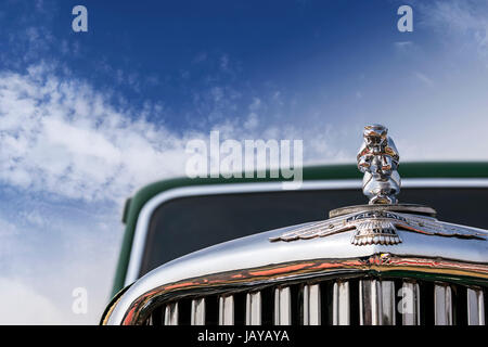 New Delhi, Inde - 6 Février 2016 : l'angle inférieur avant d'un oldtimer Jaguar Mark V Berline 4 portes, modèle 1949 de couleur verte stationnée à New Delhi. Banque D'Images