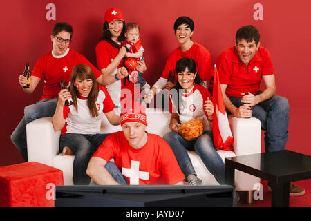 Photo de Swiss les fans de sport à regarder la télévision et encourageons dans leur équipe. Banque D'Images