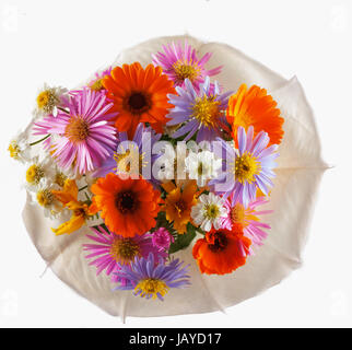 Bouquet de fleurs vu du dessus, isolé sur fond blanc Banque D'Images