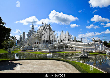 Temple thaïlandais appelé Wat Rong Khun à Chiang Rai, Thaïlande. Banque D'Images