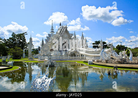 Temple thaïlandais appelé Wat Rong Khun à Chiang Rai, Thaïlande. Banque D'Images