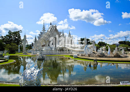 Temple thaïlandais appelé Wat Rong Khun à Chiang Rai, Thaïlande. Banque D'Images