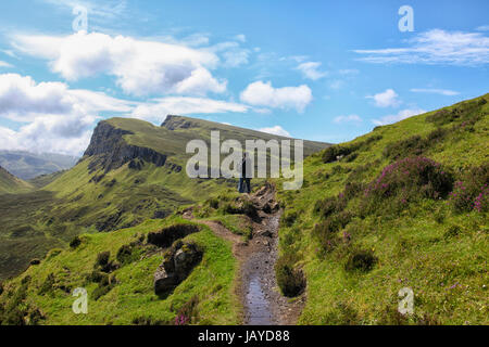 Homme randonnée dans le Quirang sur l'île de Skye en Ecosse Banque D'Images