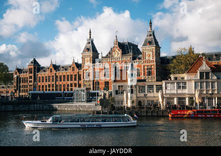 Amsterdam, Pays-Bas - 25 avril, 2017 : Architecture de la gare centrale et de la vieille ville avec le canal de navires de tourisme, Amsterdam, Pays-Bas Banque D'Images