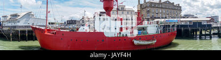 Panoranic raison de LV18, dernier bateau-phare habité, de la jetée et de l'ancien hôtel Great Eastern Hotel et Hapenny Pier, Harwich Angleterre Essex Banque D'Images