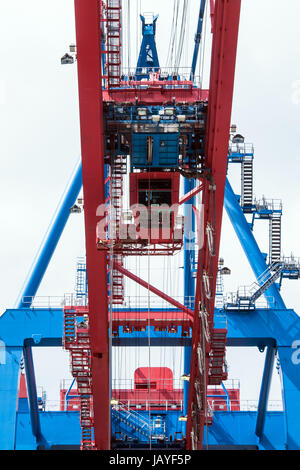 Blick von unten auf die von Führerkabine Containerbrücke Banque D'Images