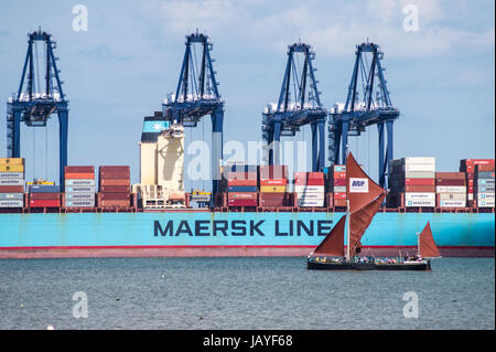 Barge de la Tamise passé à conteneurs Maersk Line, Felixstowe port à conteneurs, vu de Harwich Angleterre Essex Banque D'Images