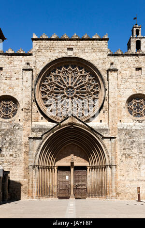 Façade frontale avec rose du monastère de Sant Cugat ou Cucupha, est une abbaye bénédictine de Sant Cugat del Vallès, Catalogne, Espagne. Banque D'Images