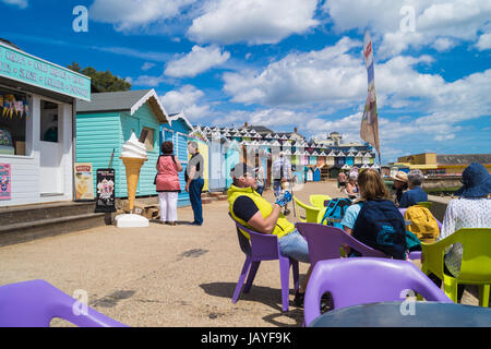 Family enjoying ice cream sur la promenade et de la plage des huttes, Walton sur l'Angleterre, Royaume-Uni,  ? Banque D'Images