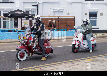 Mods sur les scooters, Royal Albion pub, Walton sur l', Essex, Angleterre  ? Banque D'Images