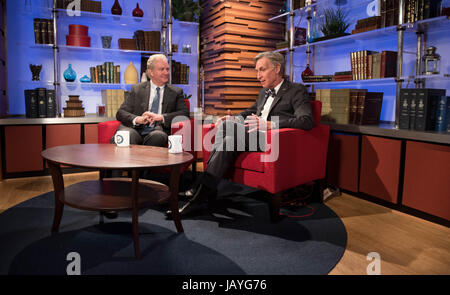 Le sénateur américain Chris Van Hollen, gauche, avec Bill Nye the science guy lors d'une discussion en direct de Facebook sur le changement climatique à la capitale américaine le 27 février 2017 à Washington, DC. Les Sanders et Nye sont ardents défenseurs de la lutte contre le changement climatique et de la nomination de Scott Pruitt à la tête de l'Agence de protection de l'environnement. Banque D'Images