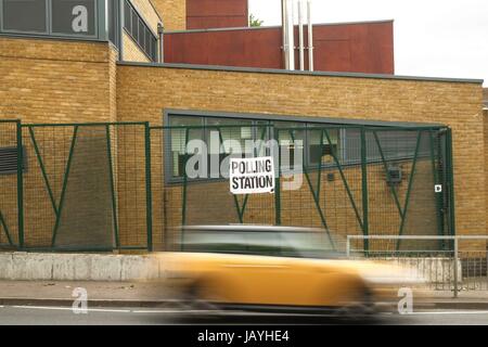 Woolwich, UK. Le 08 juin, 2017. Bureau de vote de Woolwich Londres du Sud-Est s'ouvre pour les personnes d'exercer leur droit de vote au Royaume-Uni élection générale. (Photo par : Claire Doherty/Pacific Press) Credit : PACIFIC PRESS/Alamy Live News Banque D'Images