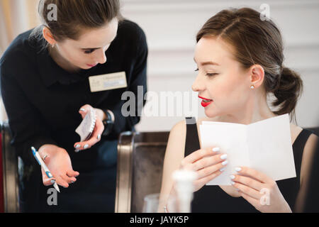 Femme de rendre une ordonnance de la menu serveuse Banque D'Images