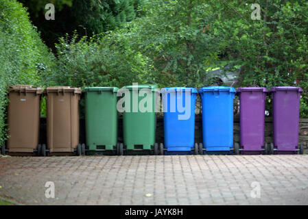 Ligne de huit poubelles de couleur dans l'entraînement propre tidy neat Banque D'Images